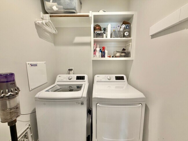 Building Photo - Stunning 3BD, 2.5BA Downtown Raleigh Home with Modern Updates, Large Fenced In Backyard, Fire Pit...