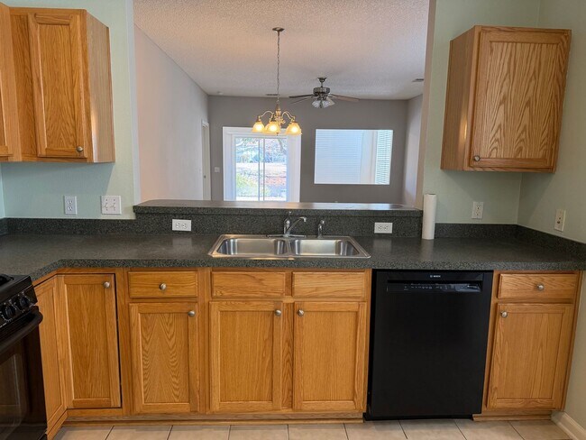 Building Photo - Beautiful Home in Sun City - Freshly Painted, New Flooring!