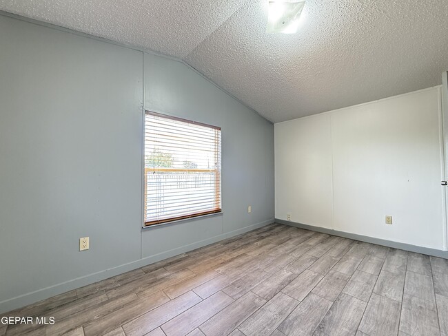 Building Photo - 5941 Sixta Dr