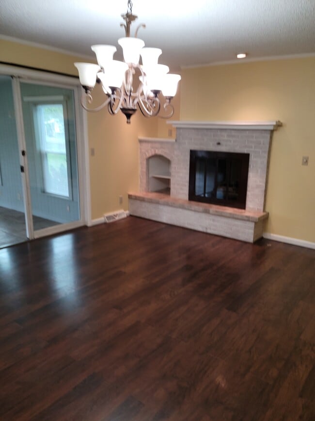 Building Photo - 1440 Sherwood Downs Rd W