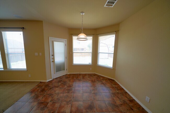 Building Photo - Spacious Home in Cibolo with 3 Car Garage! Realor Commission: $750