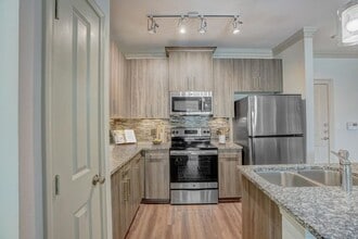 Building Photo - High-End Living, Perfectly Executed!