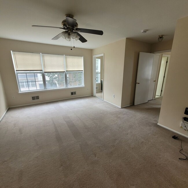 Building Photo - Spacious, freshly painted with lots of ame...