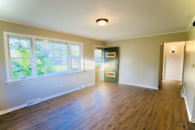 Building Photo - 423 Lawrence Ave