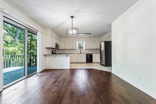 Building Photo - 7 Whitwick Ln