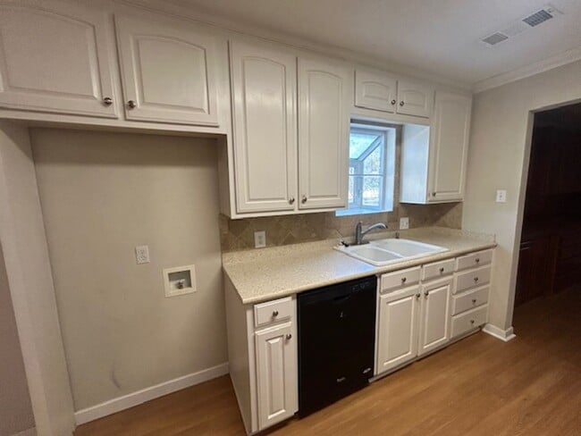 Building Photo - Spacious and Private Midway ISD Home