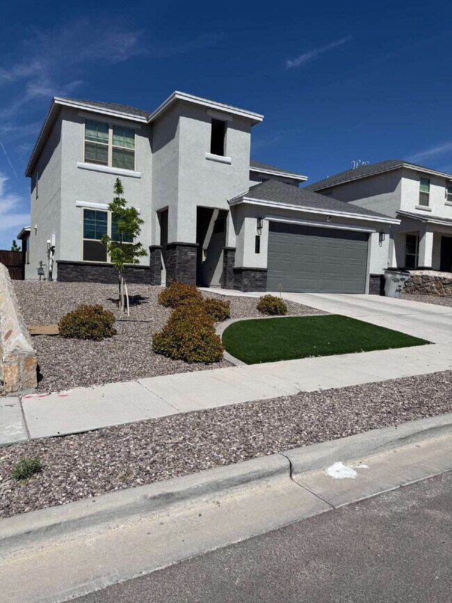 Building Photo - Modern retreat with room to grow. Everything you need in the heart of the Westside. Ready to move...