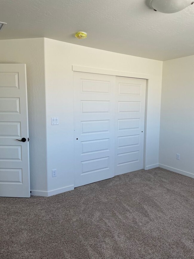 Building Photo - 3 Bedroom/2 1/2 bath, 2 car garage availab...