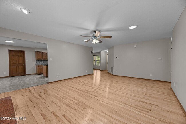 Building Photo - 506 River Rd