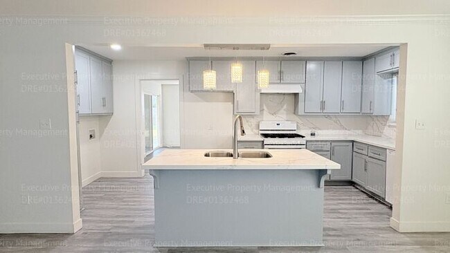 Building Photo - 3 Bedroom 2 bathroom house located near the Kern Medical Hospital, East Bakersfield High, and a s...