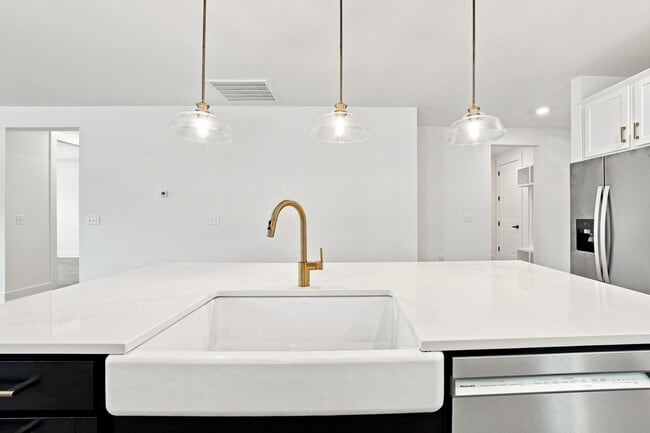 Building Photo - 3084 Claredon St