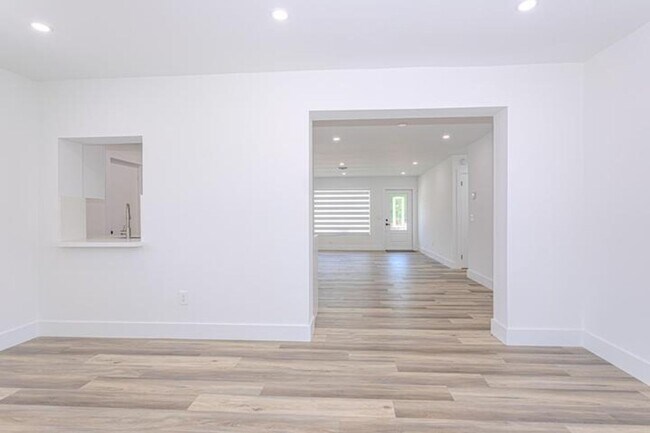 Building Photo - 1717 16th Ct N