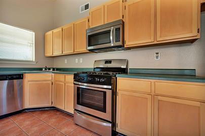 Building Photo - Single story 3 bedroom 2 bath home with REFRIGERATED AIR.