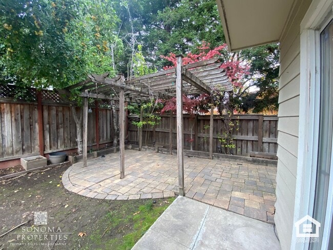 Building Photo - Lovely Updated 3BD/2.5BA Home Located In Fryer Creek!