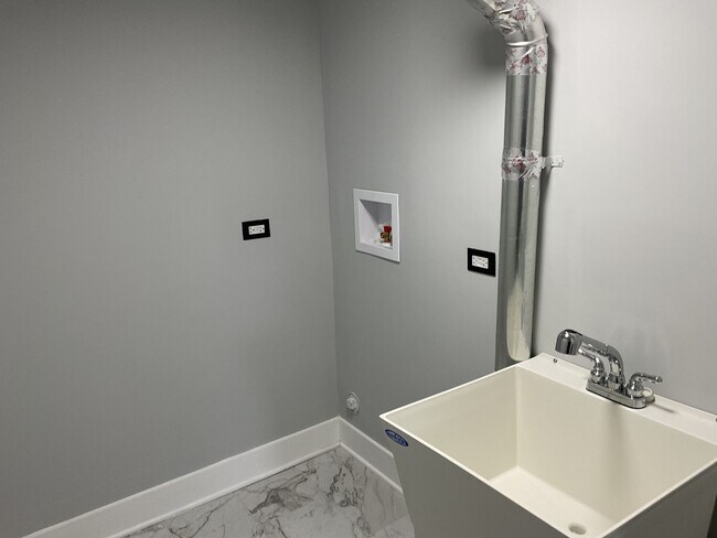 Building Photo - 14846 Woodlawn Ave