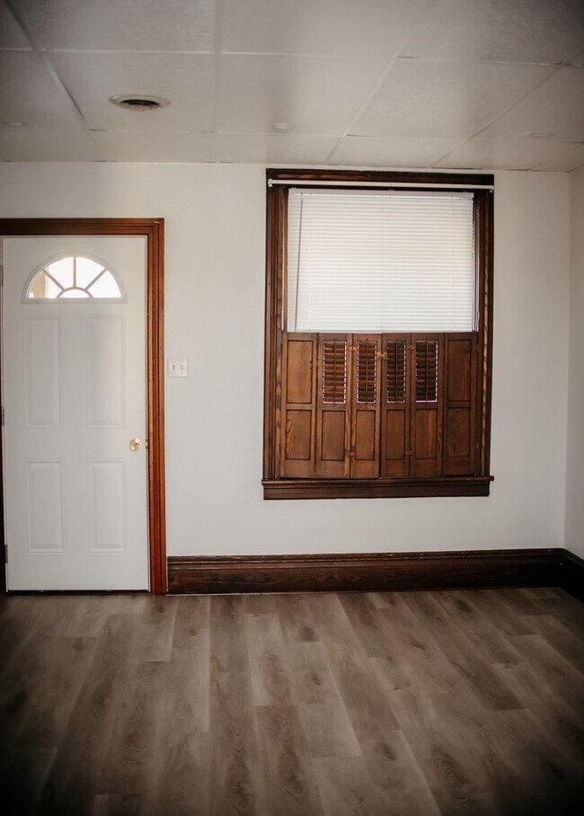 Building Photo - 352 S Catherine St