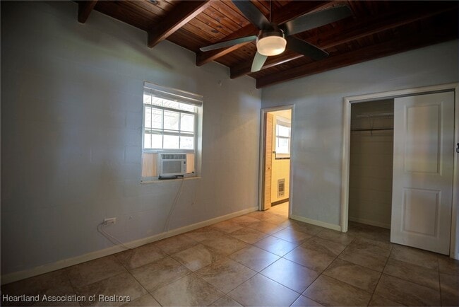 Building Photo - 2175 Lakeview Dr