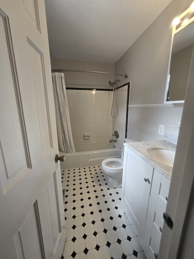 Building Photo - 2439 Dartmouth Dr