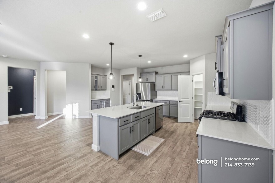 Building Photo - 1832 Chamaeleon Dr