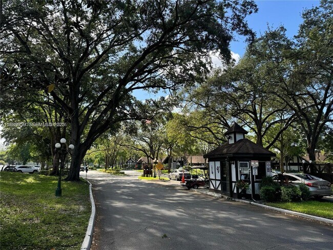 Building Photo - 3720 Inverrary Dr