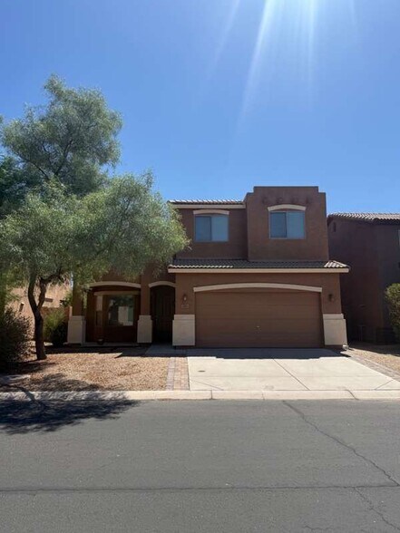 Front of house - 900 W Broadway Ave
