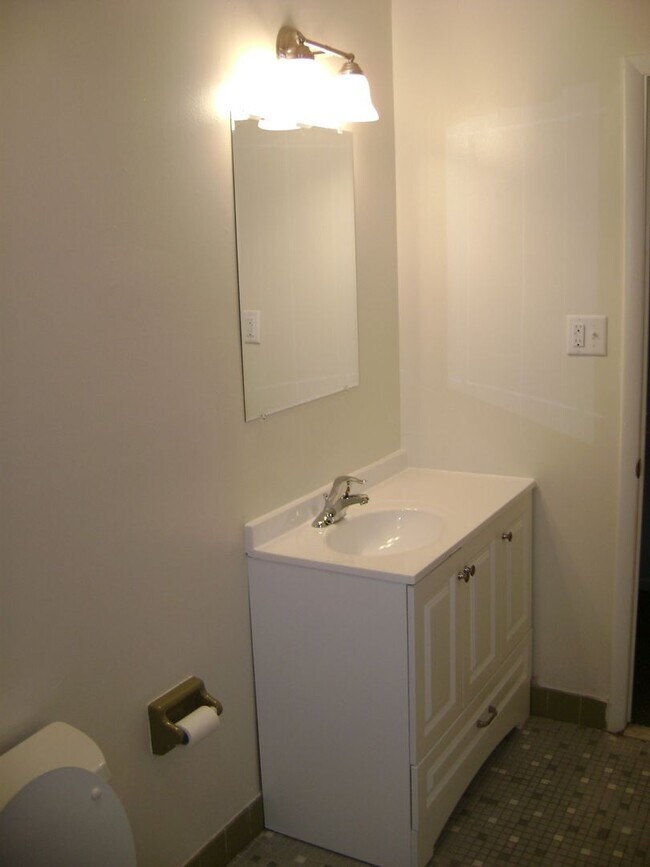 Building Photo - 3BR Townhome with garage! - Northampton School District