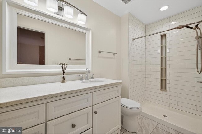 Building Photo - 9250 Three Oaks Dr