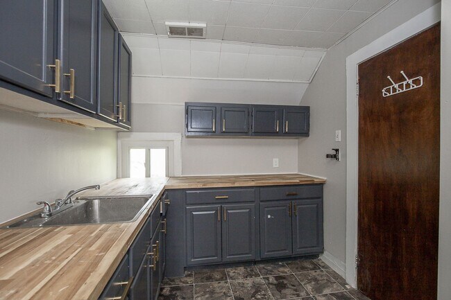 Building Photo - 3295 W 46th St