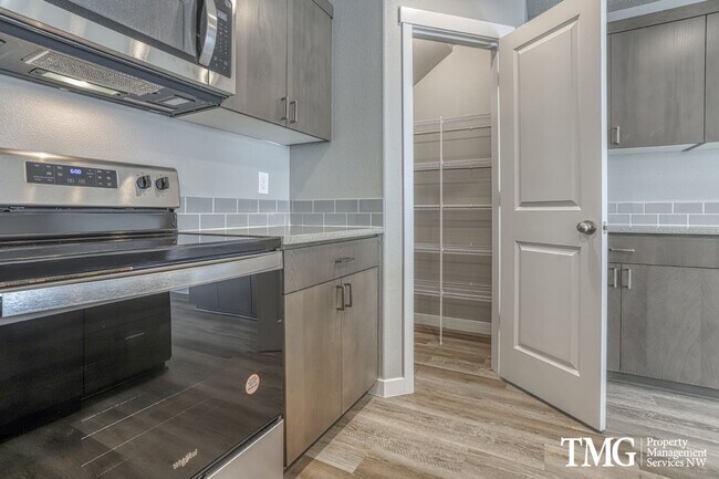 Building Photo - Newer Townhome in Minnehaha w/ 3 Bedroom 2.5 Bath!