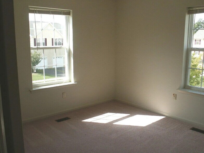 Building Photo - 3728 Knight Dr