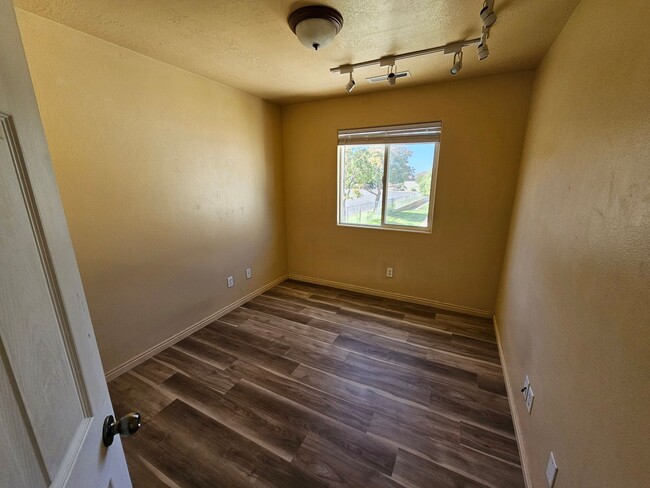 Building Photo - Cozy, Affordable Condo