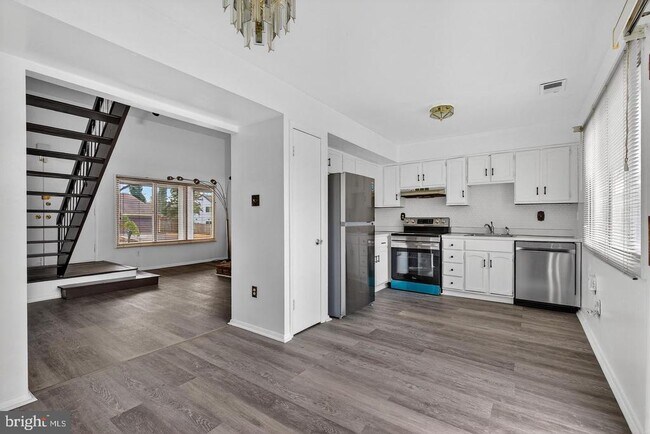 Building Photo - 8801 Monmouth Dr