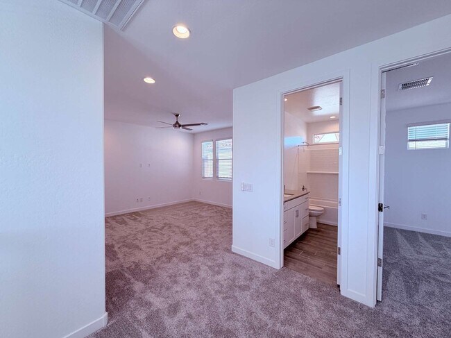 Building Photo - 10126 E Ulysses Ave