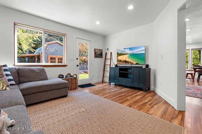 Building Photo - Great CDA Location!