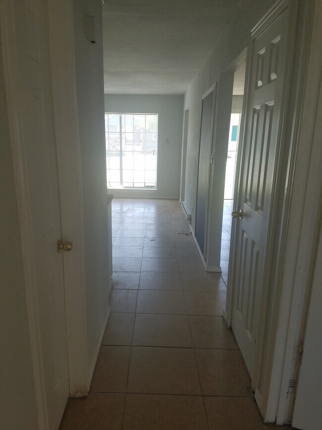 Building Photo - 2 bedroom 1 bath 43rd Ave. L - pet friendly