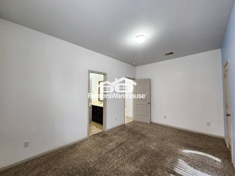 Building Photo - 4515 Greenleaf Dr