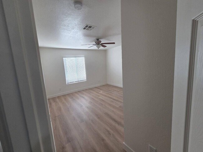 Building Photo - 9425 Vista Del Valle