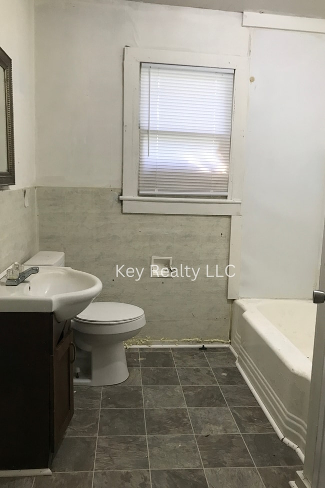 Building Photo - 103 Gordon St