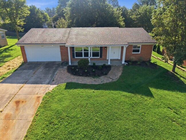 Building Photo - 1104 Falcon Dr