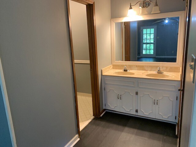 Building Photo - Large secluded 4 bedroom/2 bath in Blue Ridge Estates