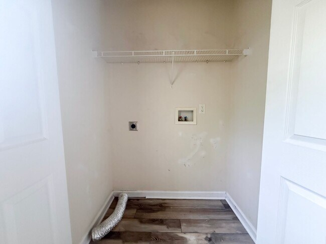 Building Photo - Pet-Friendly 3-Bedroom Home with Garage, Screened-In Porch & Spacious Bedrooms