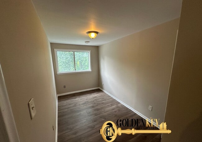 Building Photo - Spacious 4 bed / 2 bath with garage and fi...
