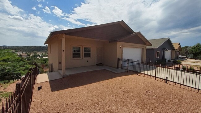 Building Photo - Three Bedroom with Amazing Views