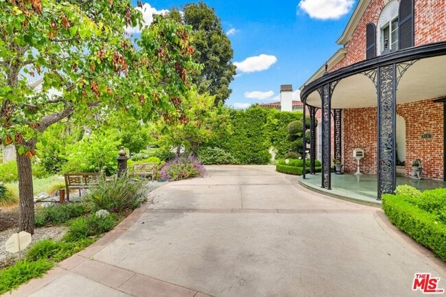 Building Photo - 516 S Rimpau Blvd