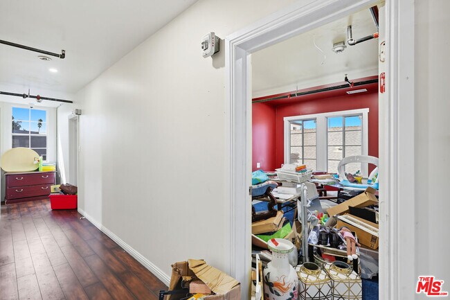 Building Photo - 522 W Vernon Ave