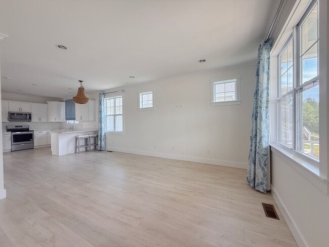 Building Photo - Pet-Friendly 3-Bedroom Home with Bright, Airy Coastal Style