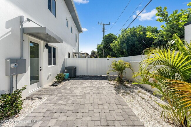 Building Photo - 106 4th Ave