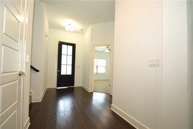 Building Photo - 4203 SW Bermuda Ave