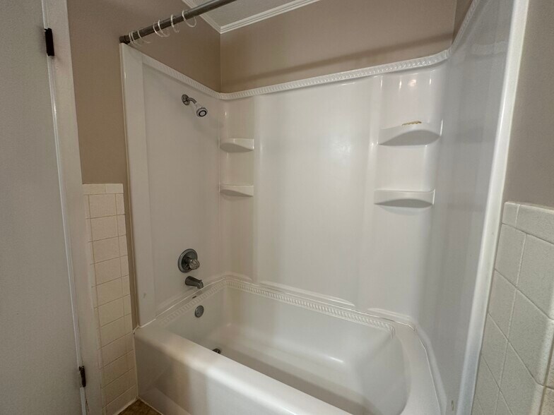 Full Bath Upstairs - 103 Skyview Dr