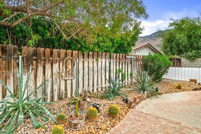 Building Photo - 912 N Camino Condor